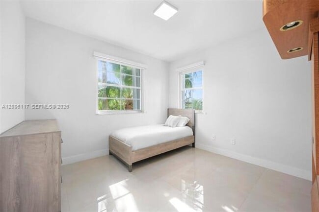 Building Photo - 3255 NE 184th St