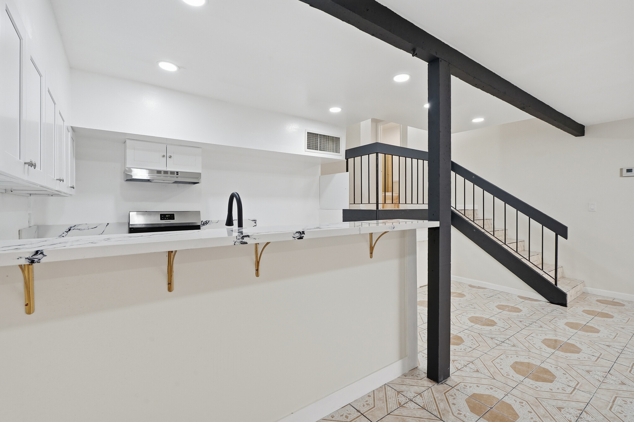 Building Photo - 7924 Woodman Ave