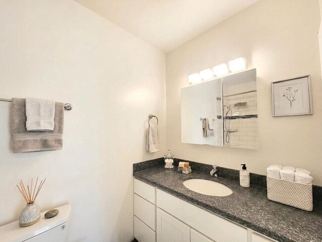 Building Photo - Top floor large 2 bed 2 bath open views at Woodlake