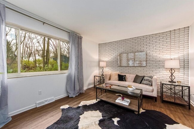 Building Photo - 361 E North St