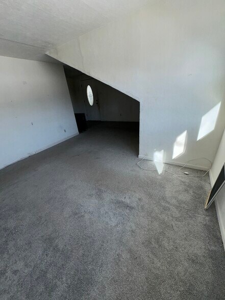 Building Photo - 909 Perry Hwy