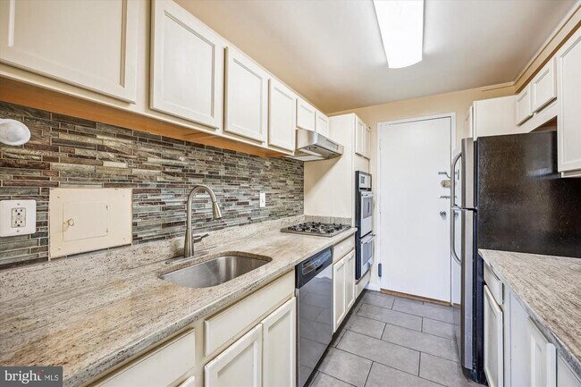 Building Photo - 10201 Grosvenor Pl