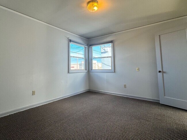 Building Photo - PM-125 N Lombard St.