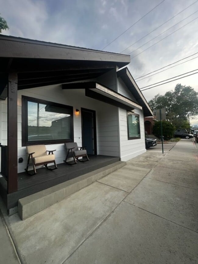 Primary Photo - 2bd, 2ba Reno Bungalow in the Riverwalk Di...