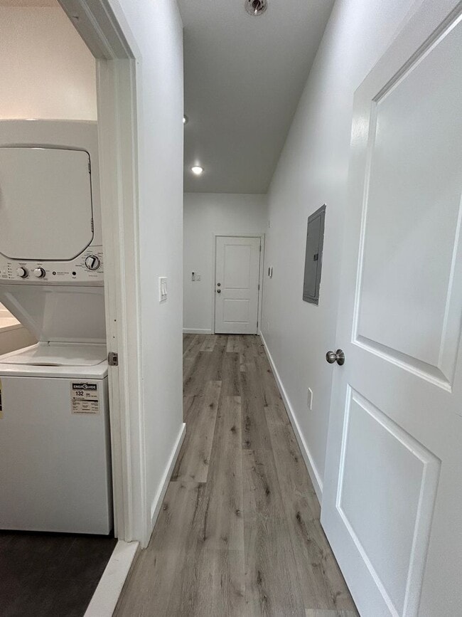 Building Photo - Modern & Renovated 1BD 1BA Apartment