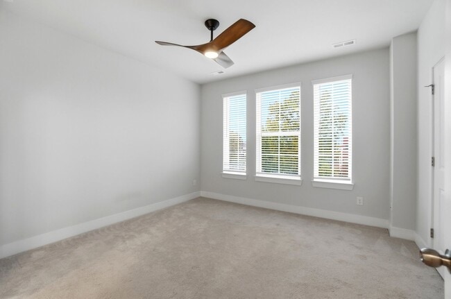 Building Photo - Modern Townhome in the Heart of Plaza Midw...