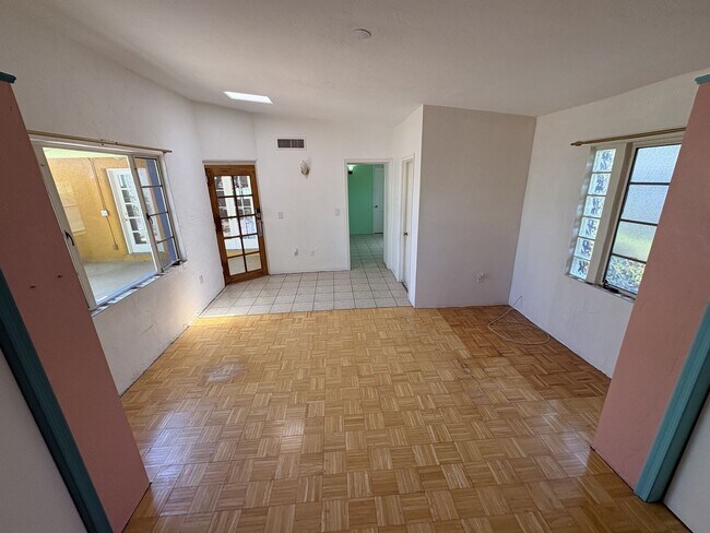 Building Photo - Central Tucson charming historic adobe home