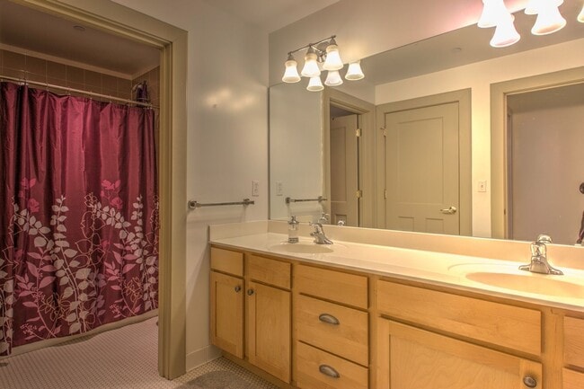 Building Photo - Renovated 2 Bed 1 Bath Apartment with W/D!