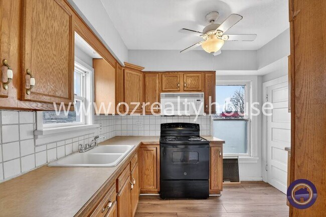 Building Photo - 3377 Lagrange St