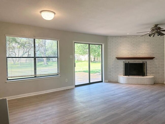 Building Photo - 1102 Serenada Dr