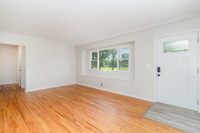 Building Photo - Spacious 5bed|2bath Home w/ Large Backyard & Garage