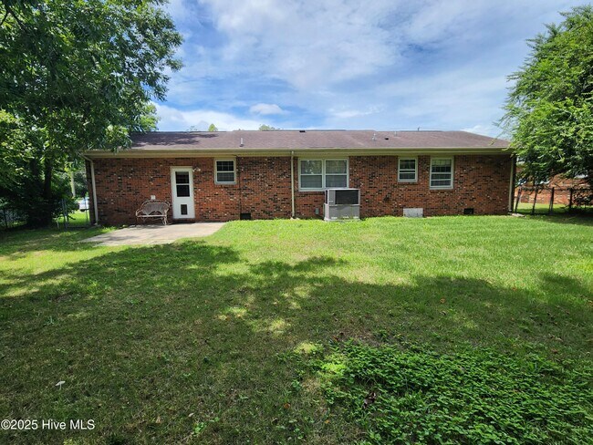Building Photo - 818 Williams St