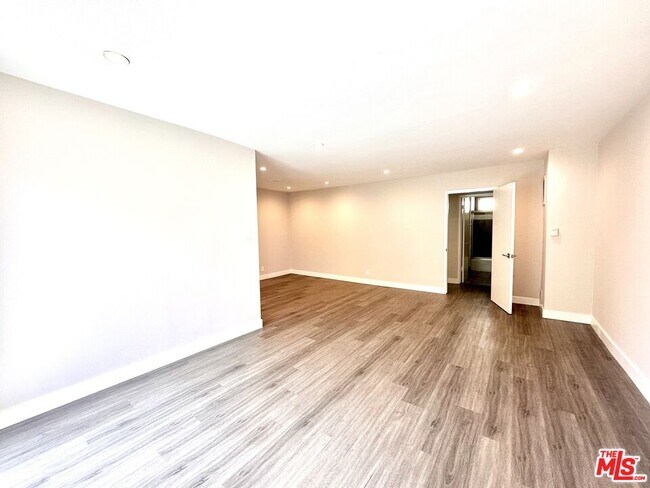Building Photo - 1051 S Sherbourne Dr