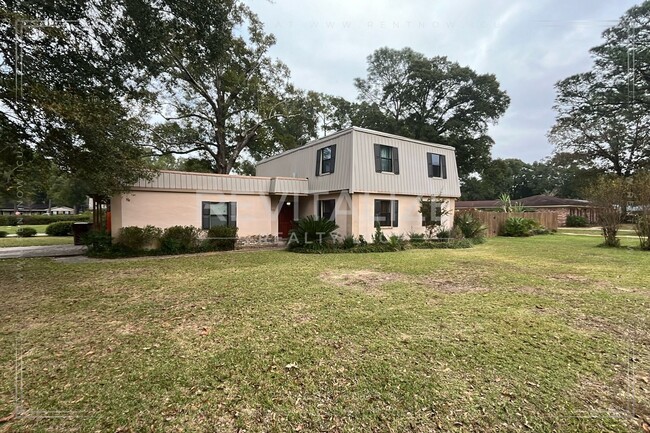 Primary Photo - Charming 3-Bd 2.5 Ba on Corner Lot in Sats...