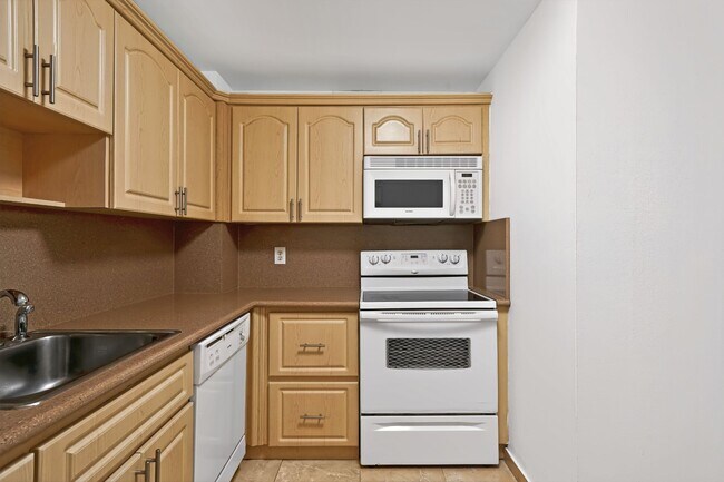 Building Photo - 401 Golden Isles Dr