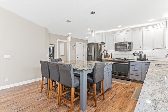 Building Photo - 898 Brentwood Cir