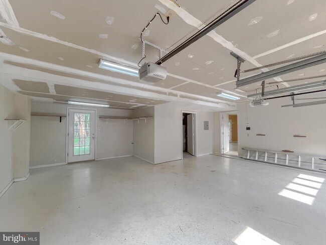 Building Photo - 21133 Woodmere Dr