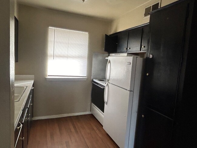 Building Photo - 1900 W 9th St