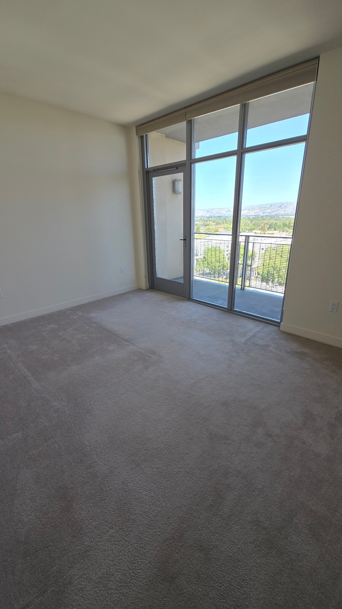 Guest bedroom - 175 W Saint James St