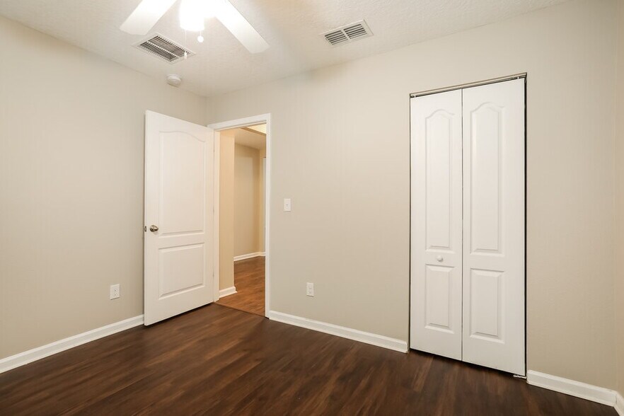 Building Photo - 3800 Falcon Crest Dr