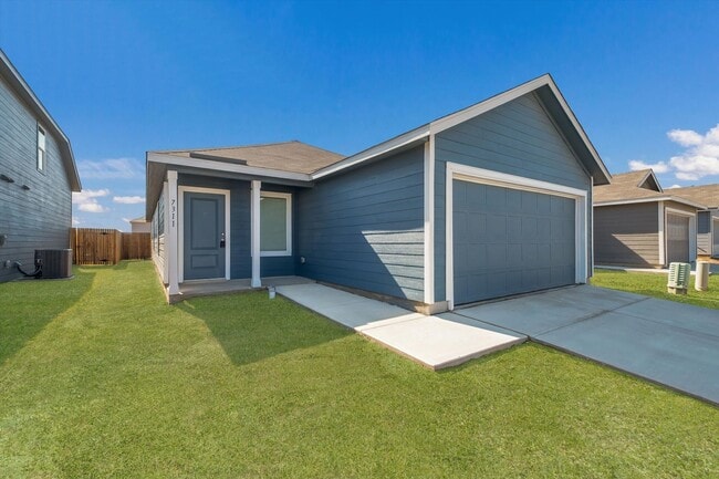 Building Photo - New Rent Rate! Modern 3/2 in East Central/ Sapphire Grove