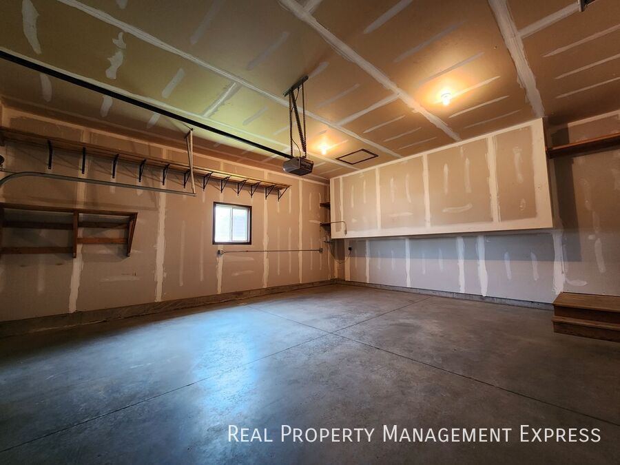 Building Photo - Modern 4 Bedroom 2 Bathroom Twin-Home in Tea