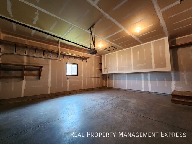 Building Photo - Modern 4 Bedroom 2 Bathroom Twin-Home in Tea