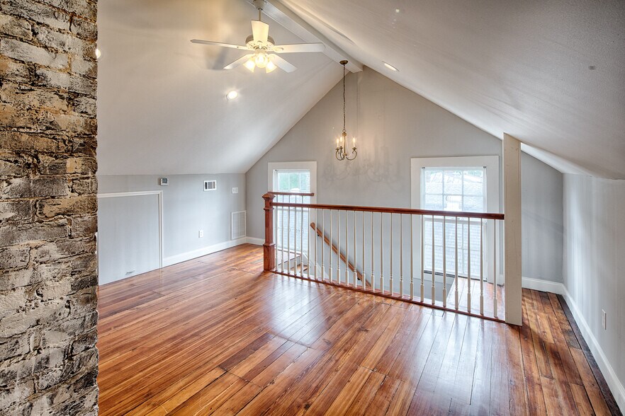 Building Photo - 203 W Waldburg St