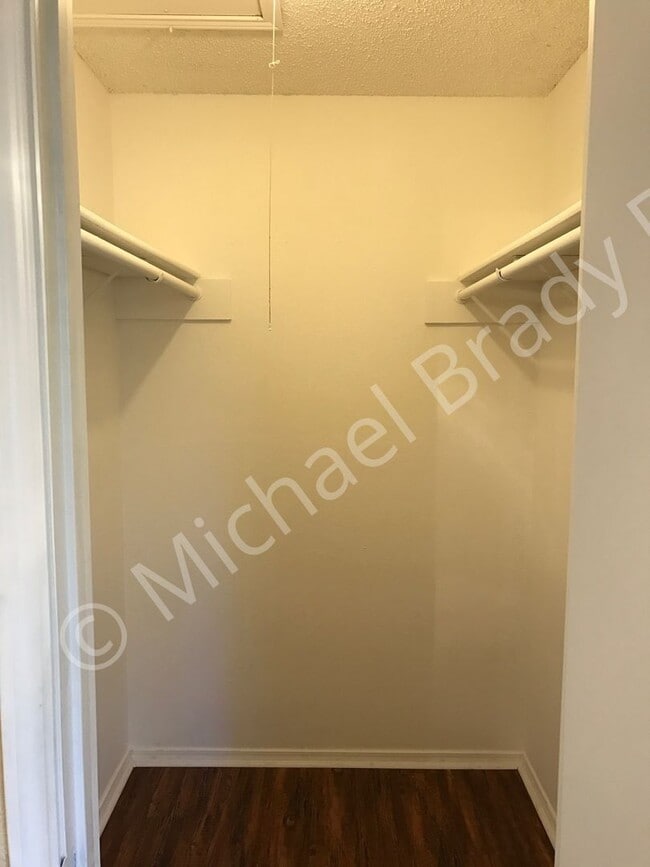 Building Photo - Move in Special! One Bedroom Condo! Rent o...