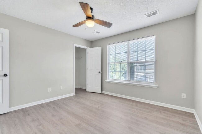 Building Photo - 2 Bedroom, 1.5 Bathroom Townhome – Granite Counters & Open Floor Plan $1400/mo rent