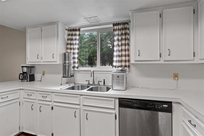Building Photo - 203 Serenada Dr