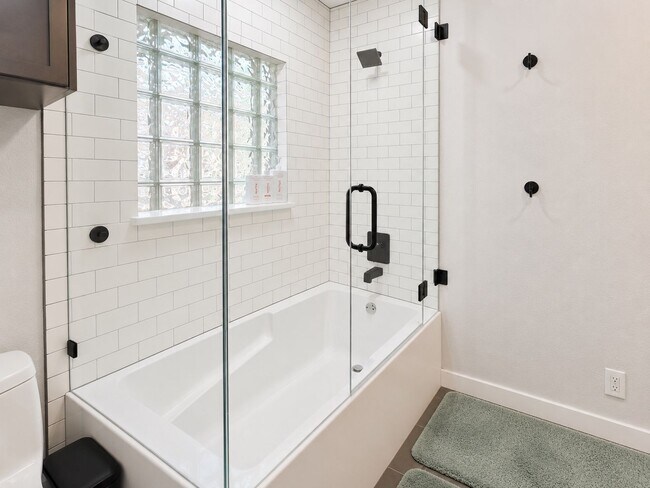 Building Photo - Luxury Terrell Hills Lease with 2025 Remodel, New Salt-Chlorinated Pool & Outdoor Living!  Beauti...