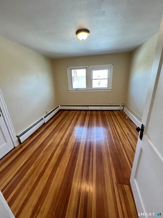 Building Photo - 62 Quaker Ln S