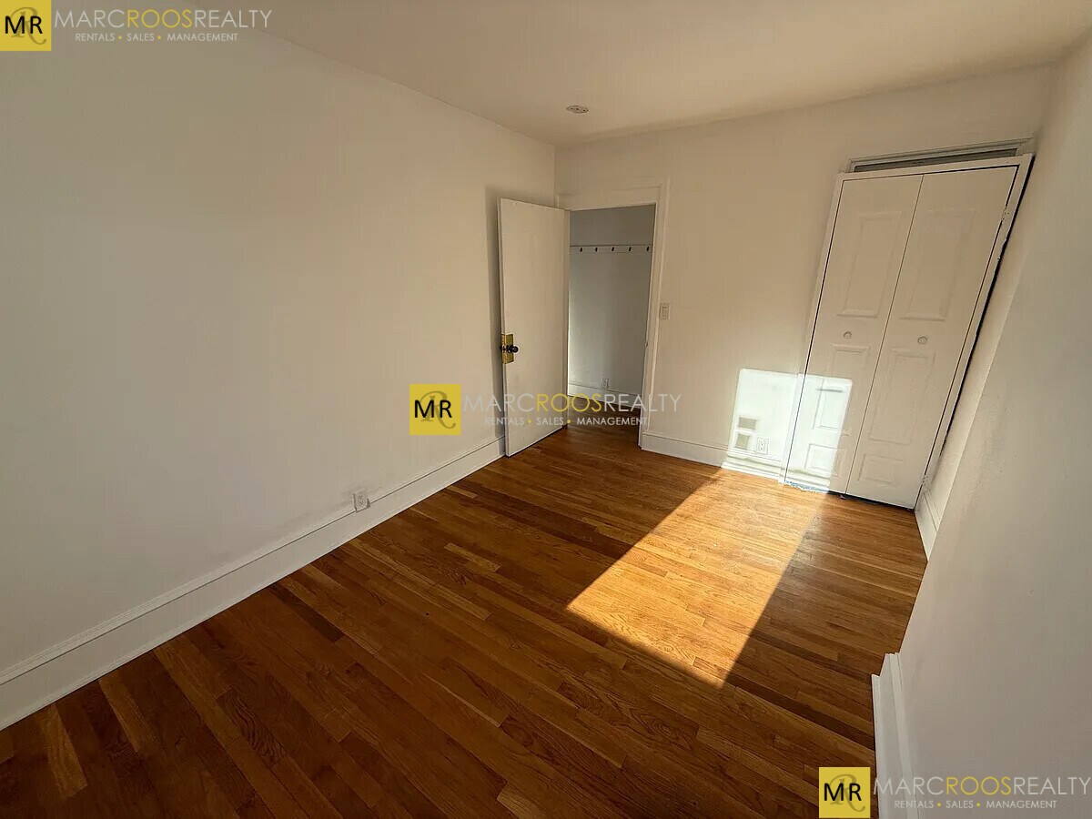 Building Photo - 682 Parker St