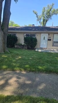 Building Photo - Beautiful home with fenced in backyard