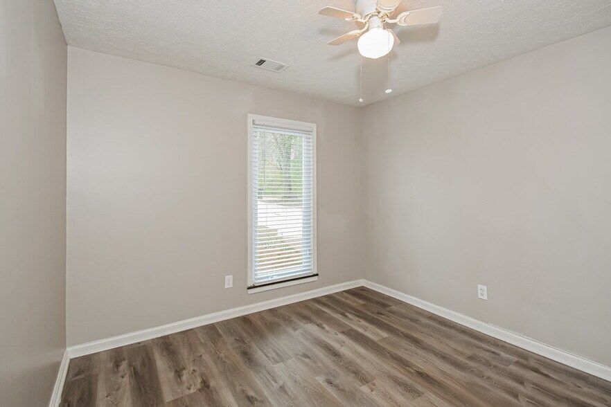 Building Photo - 110 River Oaks Dr