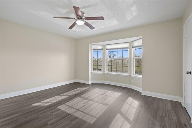 Building Photo - 4800 Pontchartrain Dr