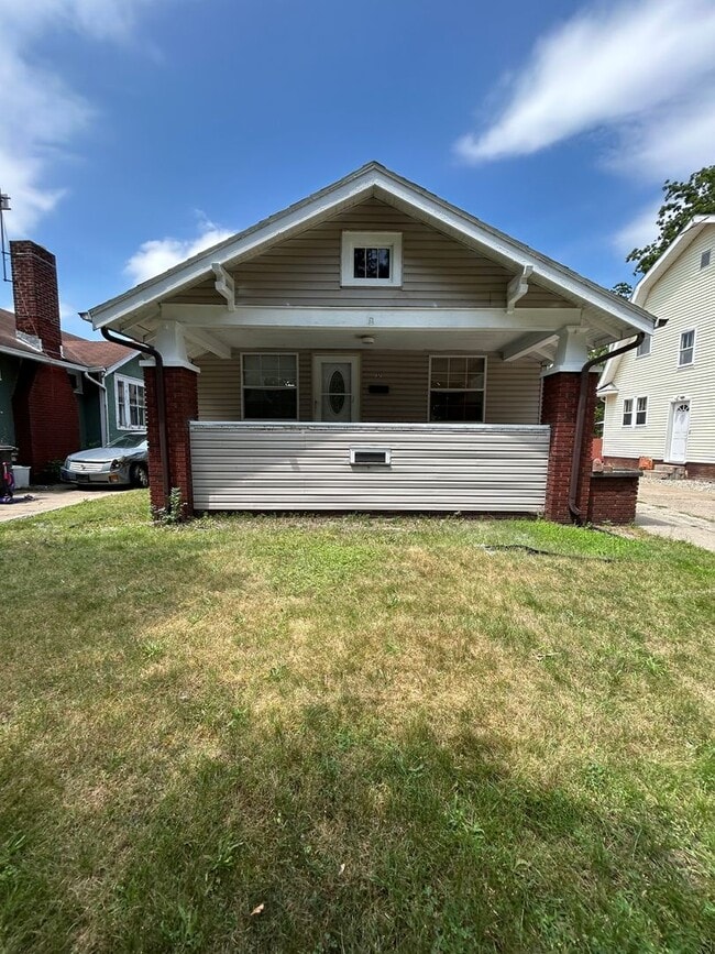 Building Photo - 1717 Roys Ave