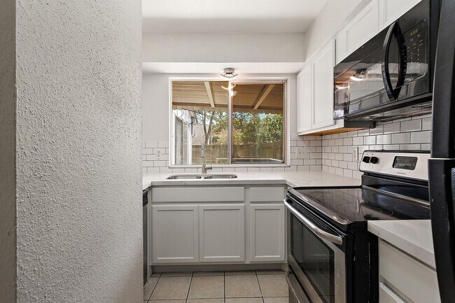 Building Photo - 22307 Red River Dr