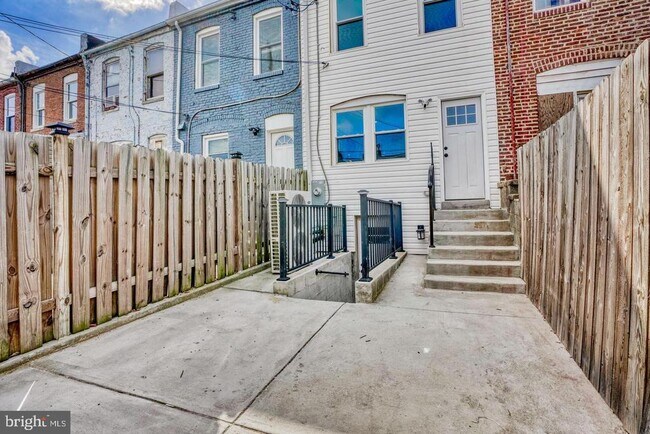 Building Photo - 829 N Montford Ave