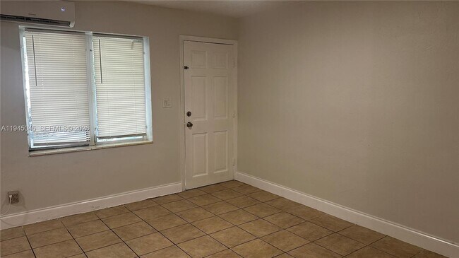 Building Photo - 732 Moffett St