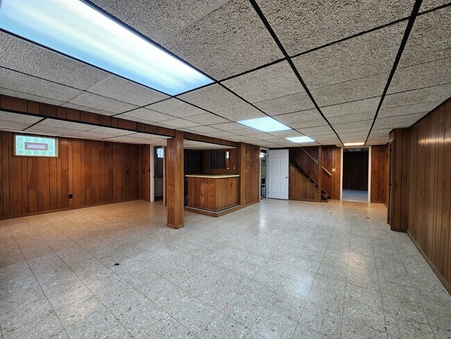 Building Photo - 720 Woodfield Dr