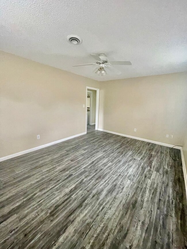 Building Photo - This lovely 2 bedroom 1 bath duplex is located in Stanley off Sifford Rd.