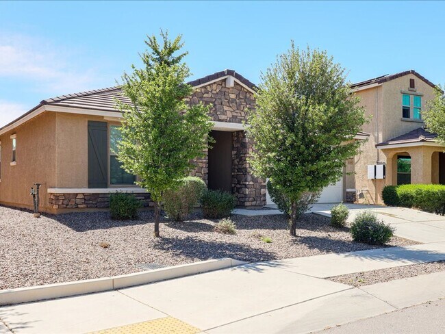 Building Photo - 4 Bedroom 2 Bathroom