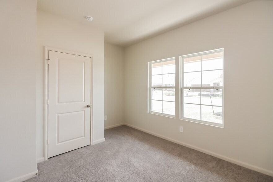 Building Photo - 5516 Fox Blf Dr