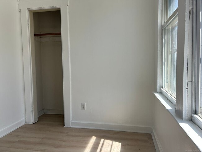 Building Photo - 18 Eastwood Ave