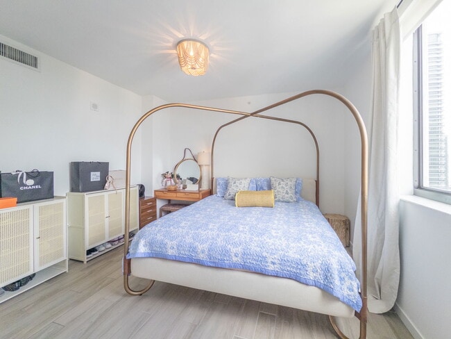 Building Photo - 999 SW 1st Ave