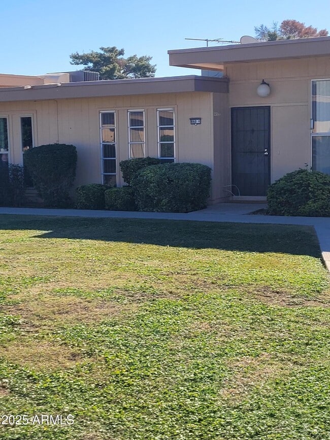 Building Photo - 10060 W Royal Oak Rd