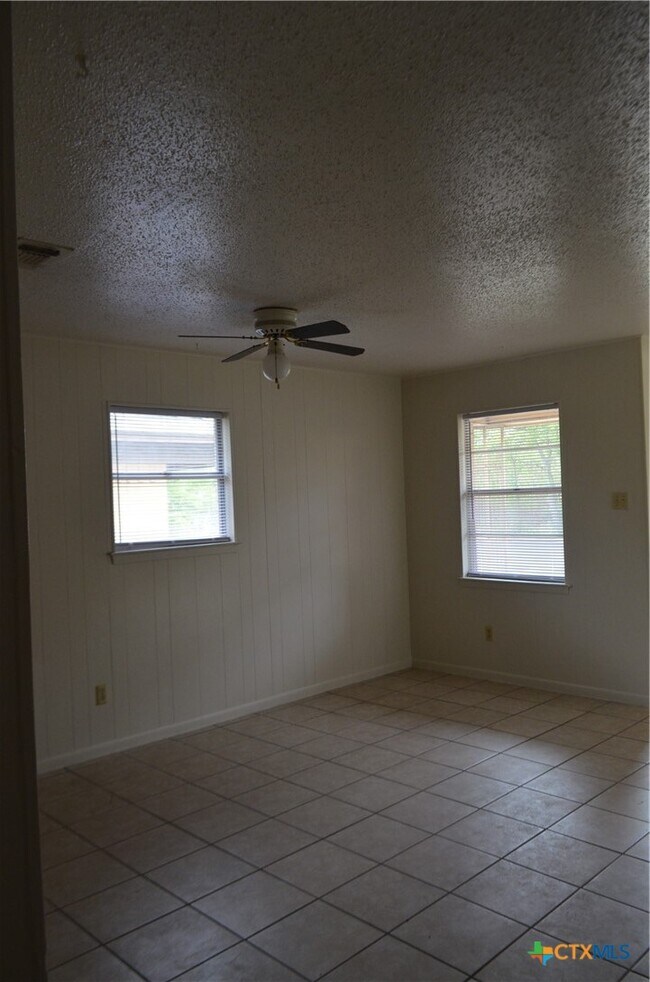 Building Photo - 303 E Avenue B