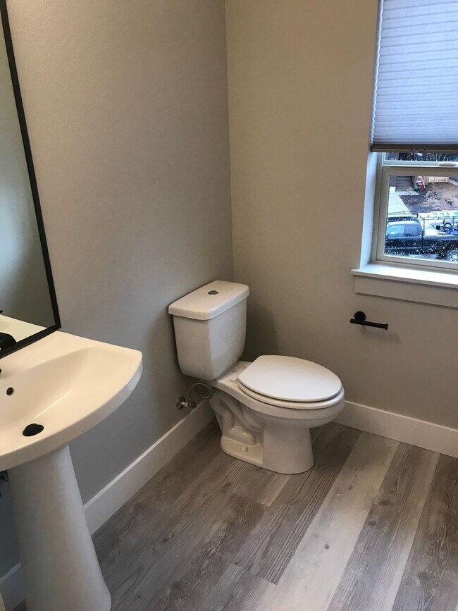 Building Photo - Pet Friendly Three Bedroom in Central Loca...